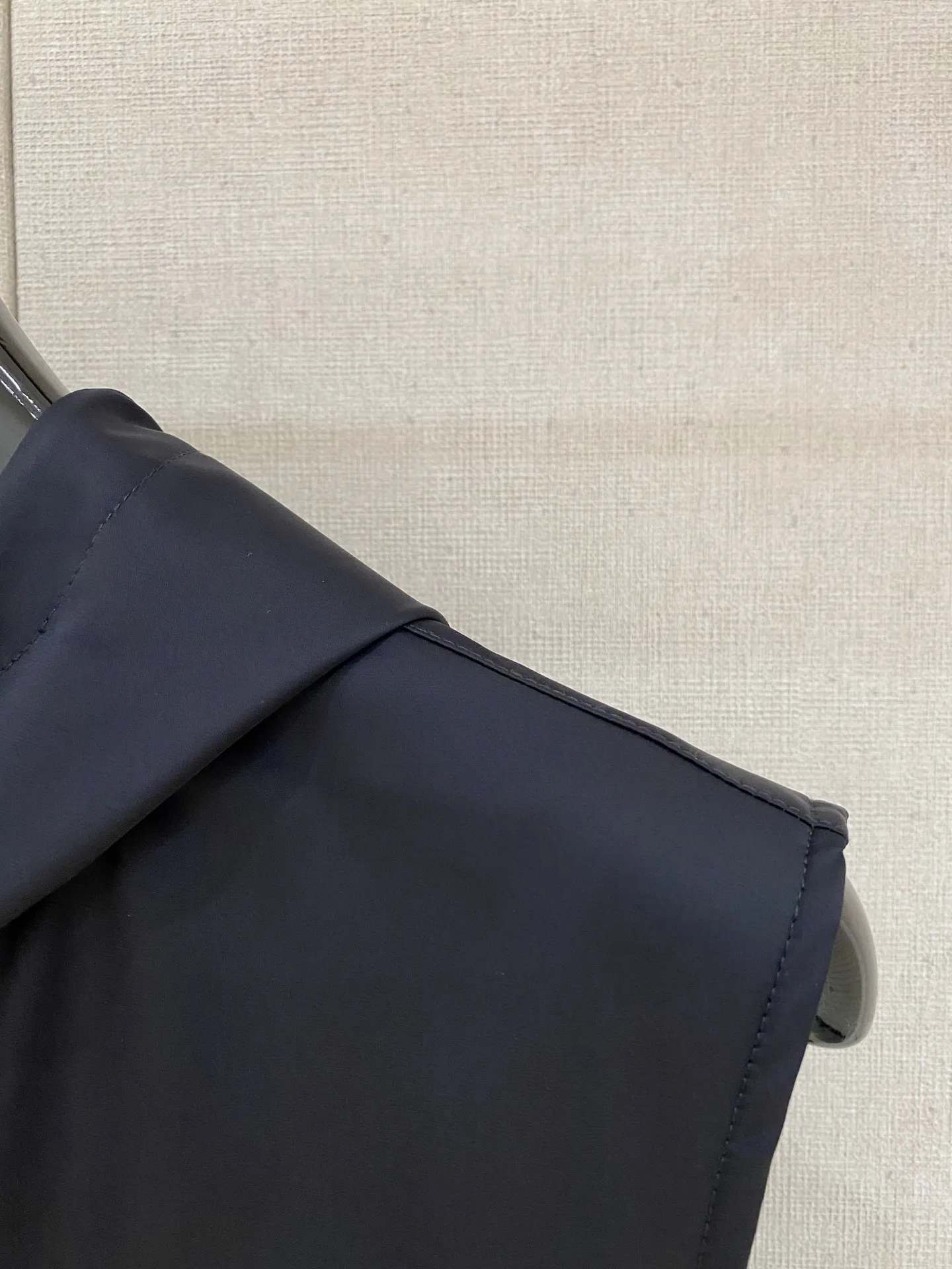 Armani Breathable ： ， ， 、Breathable ， ； Breathable ， ， ； ， ， 。 ： ， ， ； Logo， ， ； ， ， ； ， ， ， ； ， ， 。 ： ， ， T 、Polo、 ； ， ， 、 、 ； ， ， 、 、 。 ： 、 、 ， ， 。 ：Navy Blue 、Black Sizes：M-4XL